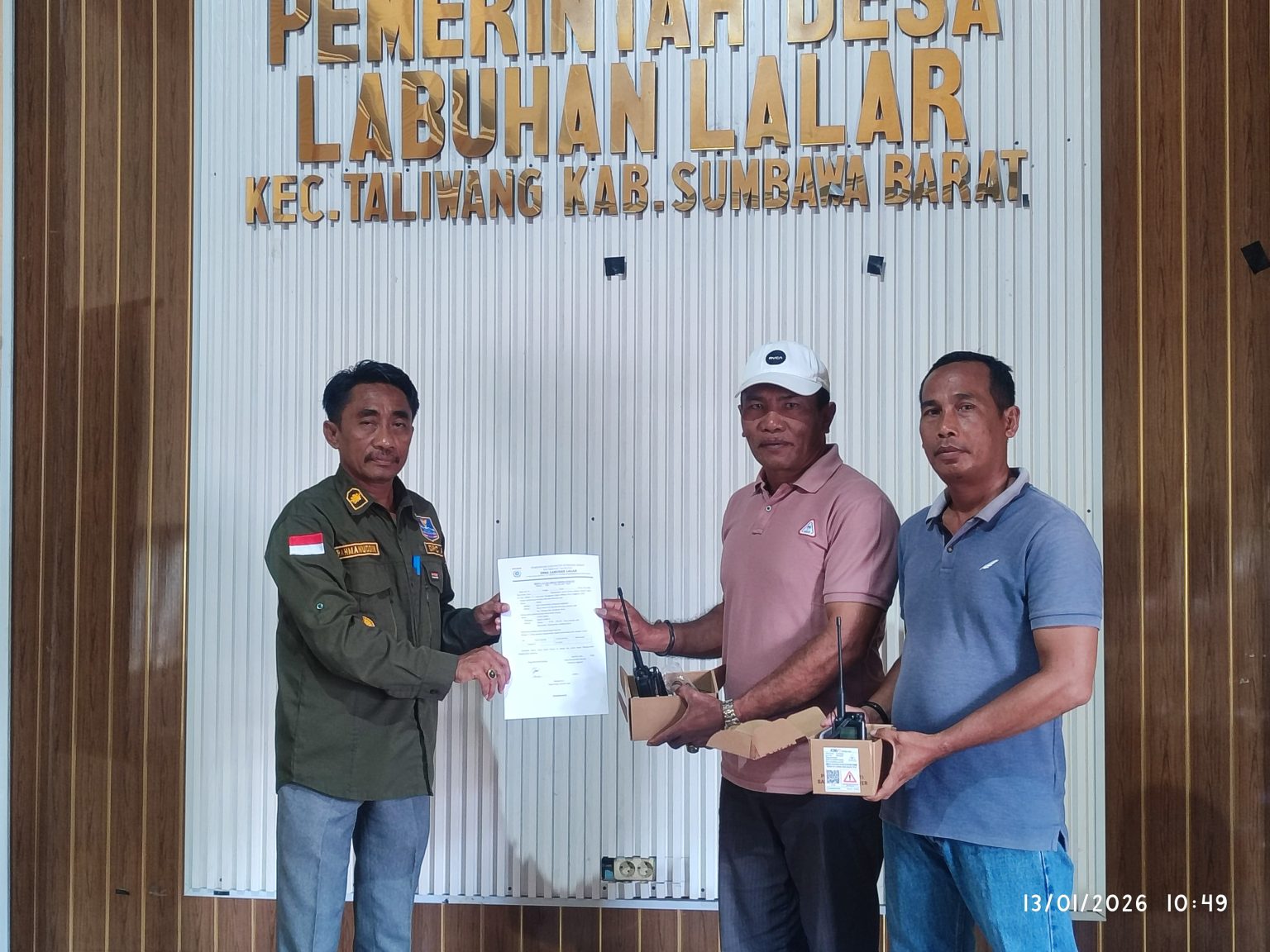Kepala Desa Labuhan Lalar Bagikan 28 Unit Radio HT untuk Perkuat Kesiapsiagaan Bencana