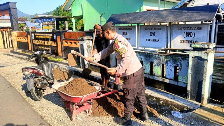 Bhabinkamtibmas Desa Tamekan Bersama Warga Gotong Royong Bersihkan Saluran Air