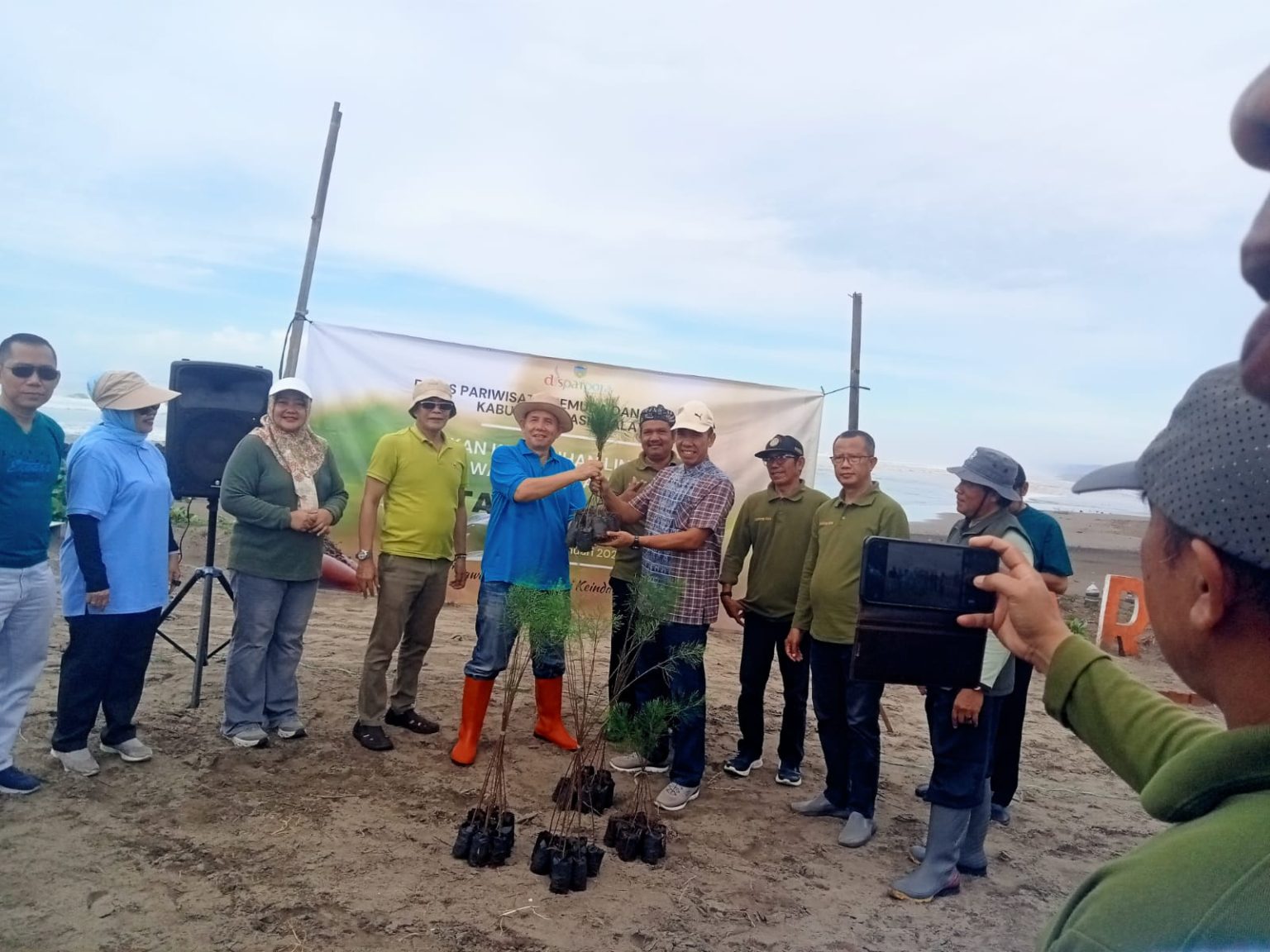 Rion Sentil Kondisi Wisata Cipatujah: Pantai Berjejer Permukiman Kumuh dan Bau Menyengat