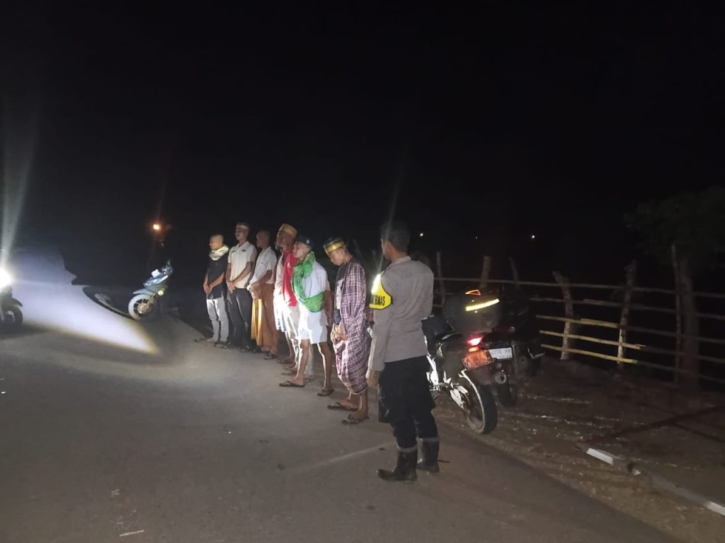 Bhabinkamtibmas Ajak Warga Labuhan Kertasari Aktifkan Kembali Siskamling di Kawasan Wisata