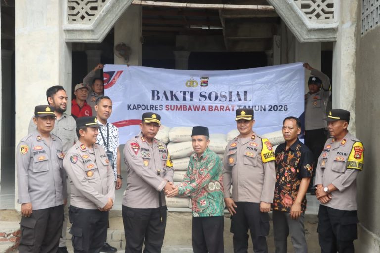 Polres Sumbawa Barat Gelar Jum’at Berkah, Salurkan Bantuan Semen ke Masjid Nurul Gufron
