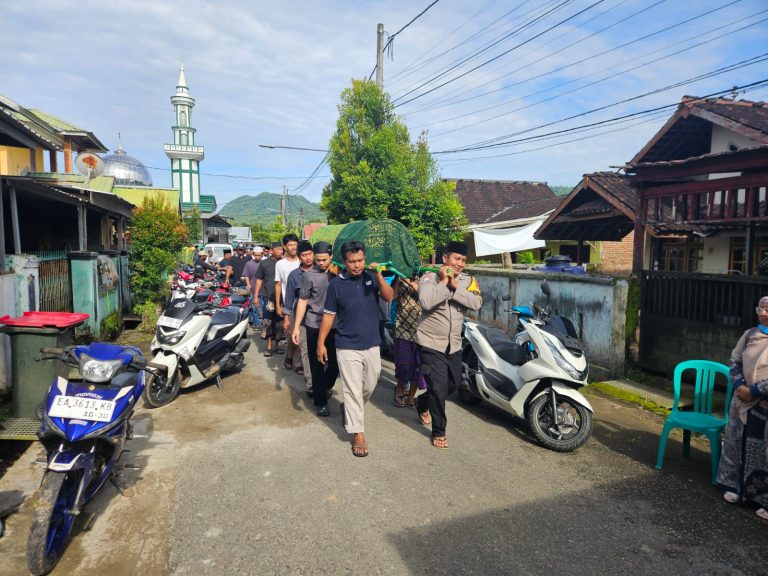Dekat dan Peduli Dengan Warga Binaan, Bhabinkamtibmas Desa Sekongkang Atas Melayat dan Hadiri Pemakaman
