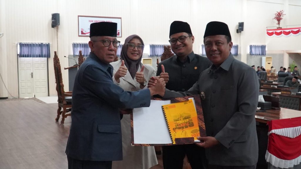 Rapat Paripurna DPRD KSB Agenda LKPJ dan Pansus 2025