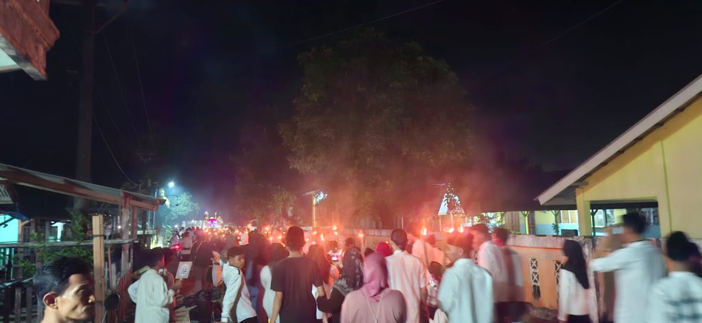Warga Desa Tongo di Malam Takbiran Antusias Pawai Obor Memeriahkan Idul Fitri