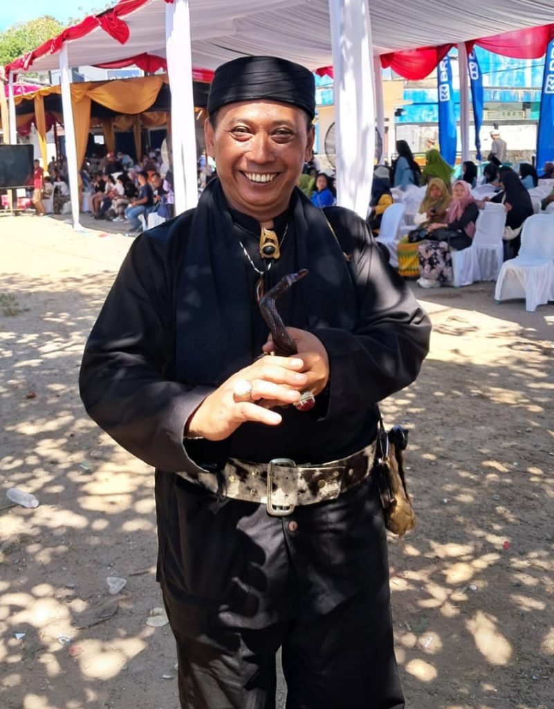 Kadis DKPKP Pangandaran Pakai Kostum Terunik di Acara Hajat Laut, Pakai Sabuk Kulit Harimau dan Bawa Pipa Rokok Bentuk Ular