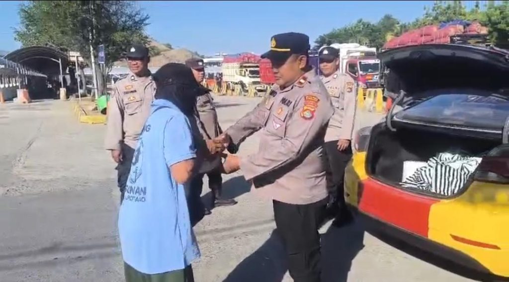 Kapolsek Kawasan Pelabuhan Laut Tano Gelar Bhakti Sosial Sambut HUT Bhayangkara ke – 80