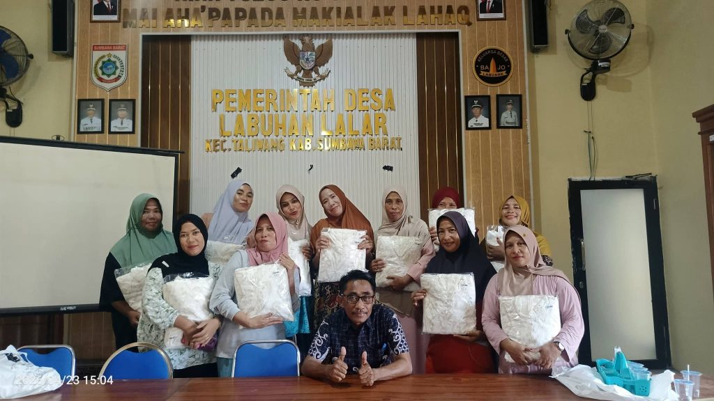 Pemdes Labuhan Lalar Dukung UMKM Lokal, Salurkan Bantuan Seragam Untuk Kelompok Prasmanan