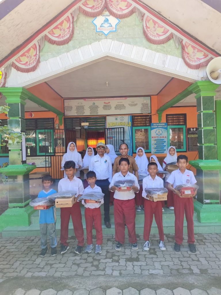 Pemdes Labuhan Lalar Menyalurkan Bantuan Tas dan Sepatu Untuk Anak Yatim Piatu
